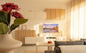 Spacious 2-Bedroom Apartment - Walk to Isla Mágica - AC - Premium Bed